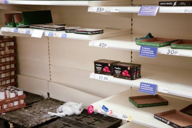 Fasulye ve konserve yiyecek satan büyük bir süpermarket.