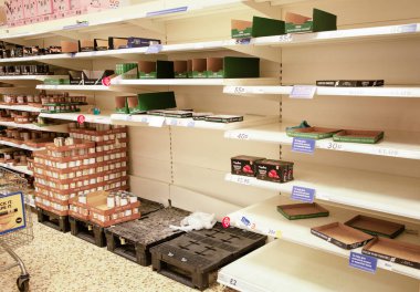 Fasulye ve konserve yiyecek satan büyük bir süpermarket.