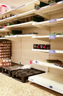 Fasulye ve konserve yiyecek satan büyük bir süpermarket.
