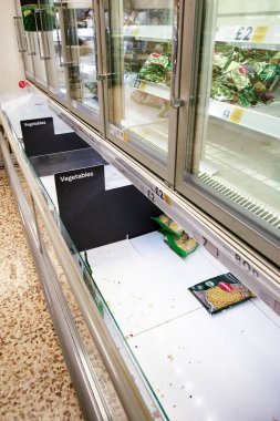 Donmuş sebzeler satan büyük bir süpermarket. 