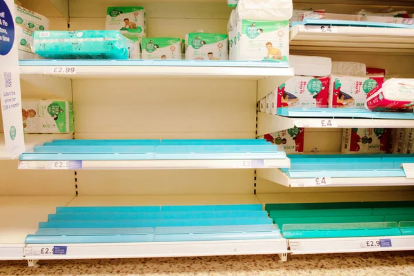 Großer Supermarkt Verkauft Kaum Noch Babywindeln Regal — Stockfoto
