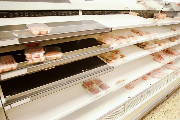 Großer Supermarkt Verkauft Lebensmittel Auf Dem Gang Zum Fleisch — Stockfoto