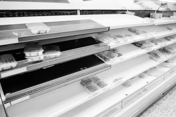 Duży Supermarket Sprzedający Jedzenie Dół Alejki Mięsnej — Zdjęcie stockowe