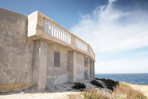 Malta 'da denize bakan eski beton bina.