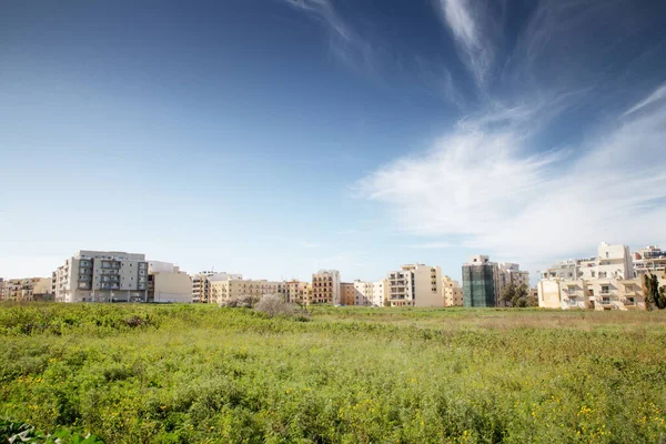 Stadtbild Von Qawra Mit Blick Über Ein Brachliegendes Vegetationsfeld Qawra — Stockfoto