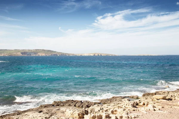 St. Paul Adası 'nda denize bakıyor. Malta' daki St. Paul Körfezi 'nden Selmunett olarak da bilinir.