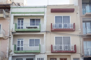 St Pauls ba 'daki Qawra kasabasının çevresindeki Malta binalarının mimarisi ve inşaatı