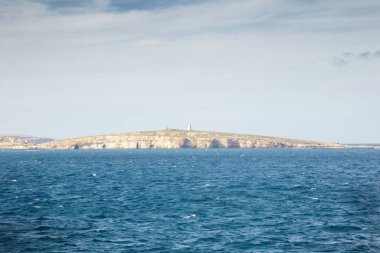 St. Paul Adası 'nda denize bakıyor. Malta' daki St. Paul Körfezi 'nden Selmunett olarak da bilinir.