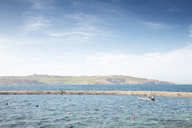 St. Paul Adası 'nda denize bakıyor. Malta' daki St. Paul Körfezi 'nden Selmunett olarak da bilinir.