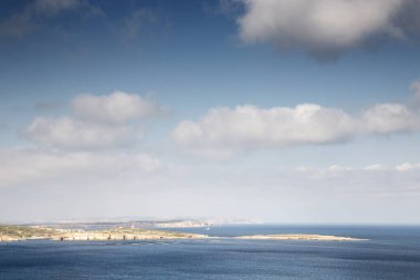 St. Paul Adası 'nda denize bakıyor. Malta' daki St. Paul Körfezi 'nden Selmunett olarak da bilinir.