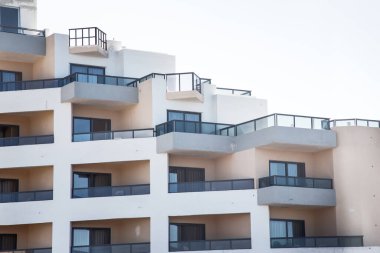 St Pauls ba 'daki Qawra kasabasının çevresindeki Malta binalarının mimarisi ve inşaatı