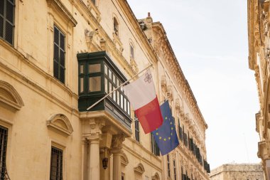 Malta 'daki bir binanın tipik eski penceresinin ayrıntıları