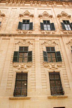 Malta 'daki bir binanın tipik eski penceresinin ayrıntıları