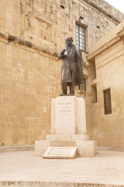 Malta başbakanı Paul Boffa 'nın heykeli İngiliz sömürge yönetimi tarafından yeniden göreve getirildi. 