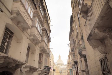 Malta 'nın başkenti Valletta' nın yan sokaklarının inşası ve mimarisi
