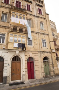 Malta 'nın başkenti Valletta' nın yan sokaklarının inşası ve mimarisi