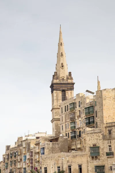 Ciudad Con Una Torre Iglesia Sobre Todo Los Edificios Malta — Foto de Stock