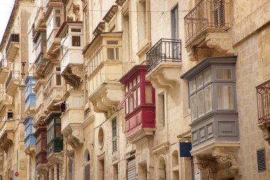 Malta 'nın başkenti Valletta' nın yan sokaklarının inşası ve mimarisi