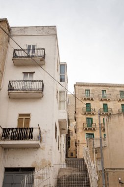 Malta 'nın başkenti Valletta' nın yan sokaklarının inşası ve mimarisi