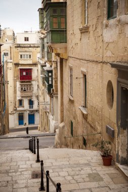 Malta 'nın başkenti Valletta' nın yan sokaklarının inşası ve mimarisi