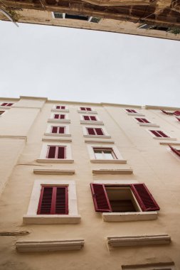 Malta 'nın başkenti Valletta' nın yan sokaklarının mimarisine bakıyorum.