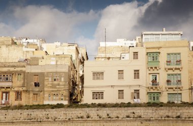 Malta 'nın başkenti Valletta' nın yan sokaklarının inşası ve mimarisi