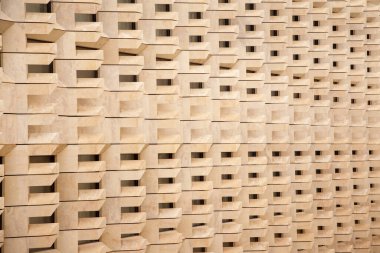 Birçok penceresi olan soyut bina Valletta Malta Parlamento Binası