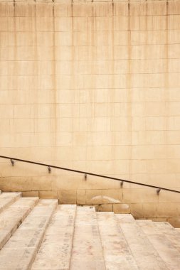 Merdiven kenarı ve parmaklıklı bir duvar. 