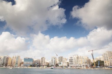 Malta 'daki Sliema sahilinde bir sürü inşaat işi yapılmış. 