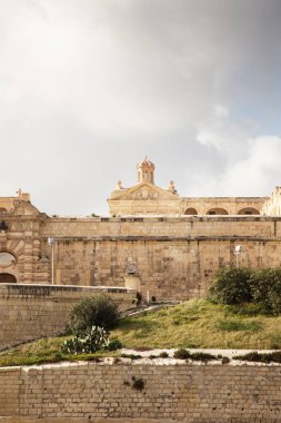 Fort Manoel 'in Malta' daki görüntüsü. Padua Kilisesi 'nin Aziz Anthony' sinin tepesi duvarın hemen üstünde görülüyor. 