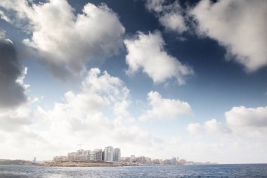 Arka planda Sliema şehri ile deniz manzarası