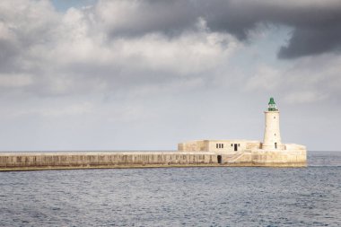 Deniz fenerinin Valletta Malta 'daki iskelenin sonundaki görüntüsü. 