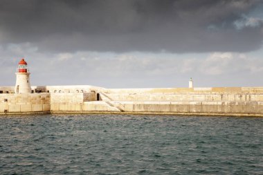Ricasoli 'nin doğu deniz fenerinin deniz manzarası Büyük liman maltası 