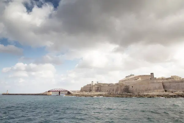 Stål Gångbro Som Leder Från Stranden Fort Saint Elmo Valletta — Stockfoto