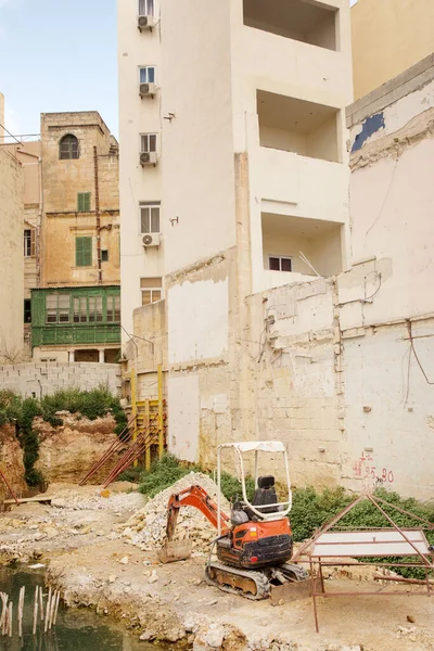Bauarbeiten Zwischen Zwei Gebäuden Malta — Stockfoto