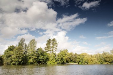 Norfolk kadınları üzerindeki bir nehirden manzara görüntüsü 