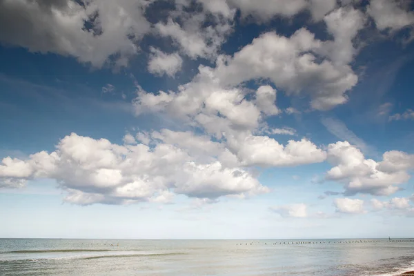 Deniz Manzaralı Sadece Deniz Bulutlu Bir Gökyüzü — Stok fotoğraf