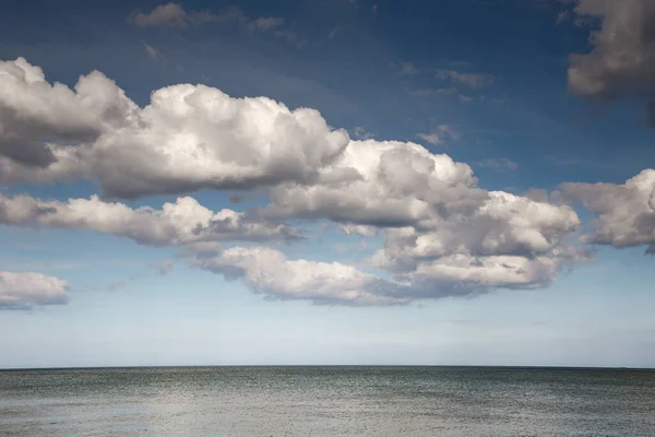 Deniz Manzaralı Sadece Deniz Bulutlu Bir Gökyüzü — Stok fotoğraf