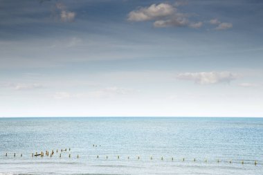 Deniz manzaralı sadece deniz ve bulutlu bir gökyüzü  