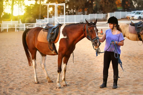 Chica joven con caballo — Foto de Stock