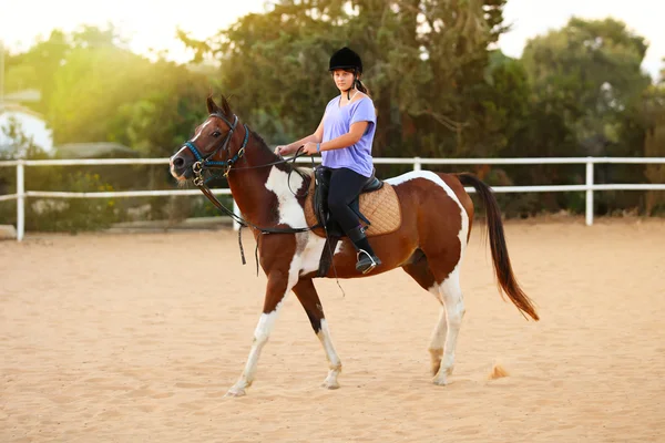 Una chica joven recibiendo una lección de equitación —  Fotos de Stock