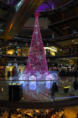 Noel ağacı Arena alışveriş merkezi. Barcelona, İspanya