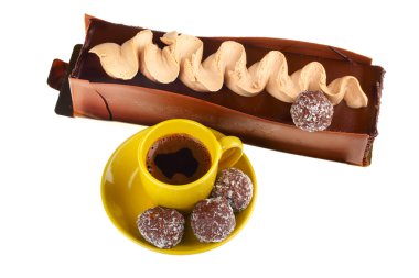 kahve ve çikolata topları, izole fincan çikolatalı kek 