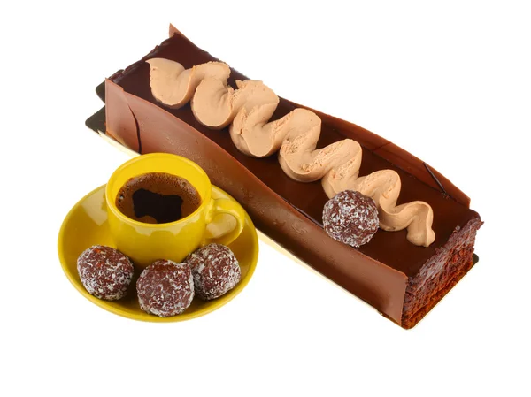 Torta al cioccolato con tazza di caffè e palline di cioccolato, isolato — Foto Stock