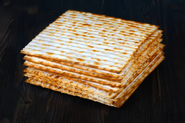 Matzoh op houten achtergrond — Stockfoto