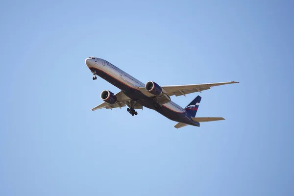 Аэрофлот Boeing 777 приближается к Бен-Гуриону — стоковое фото