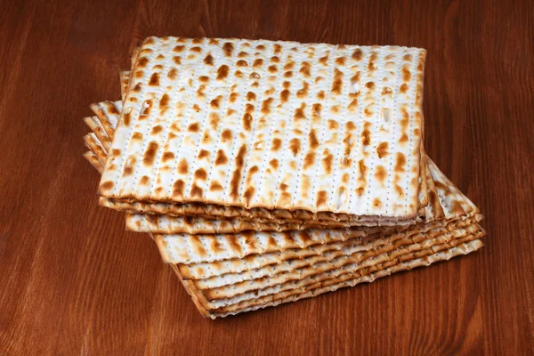 Matzo on a wooden table — Stock Photo, Image