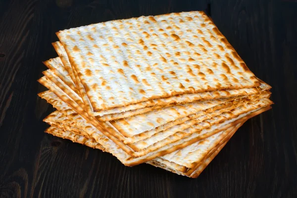 Matzo na mesa de madeira — Fotografia de Stock