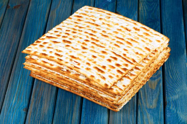 Matzah on wooden table — Stock Photo, Image