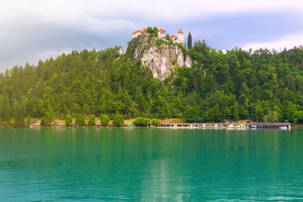 Castello medievale sulla cima di una collina a Bled sopra il lago — Foto Stock